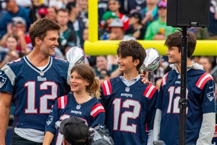 What does Tom Brady weigh?