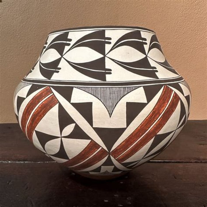 What is Navajo pottery made of?