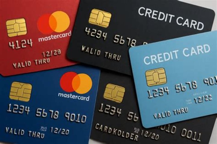 What is the average number of credit cards per person?