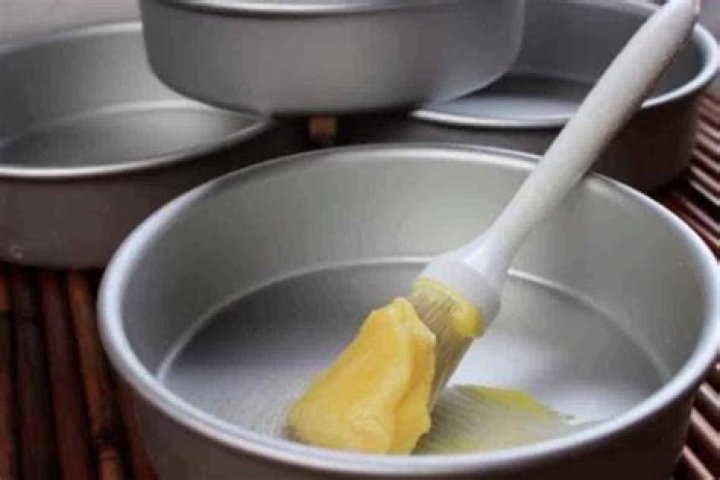What is the best thing to use to grease a cake pan?