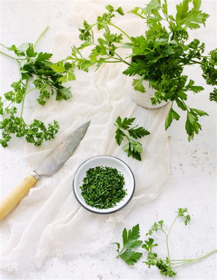 What is the best way to dry fresh parsley?