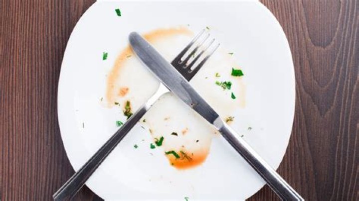 What's the latest time someone should eat their dinner?