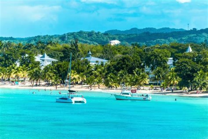 Where do most American expats live in the Dominican Republic?