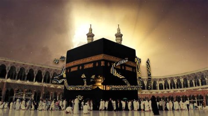 Which idol was installed at the top of Kaaba Allah?