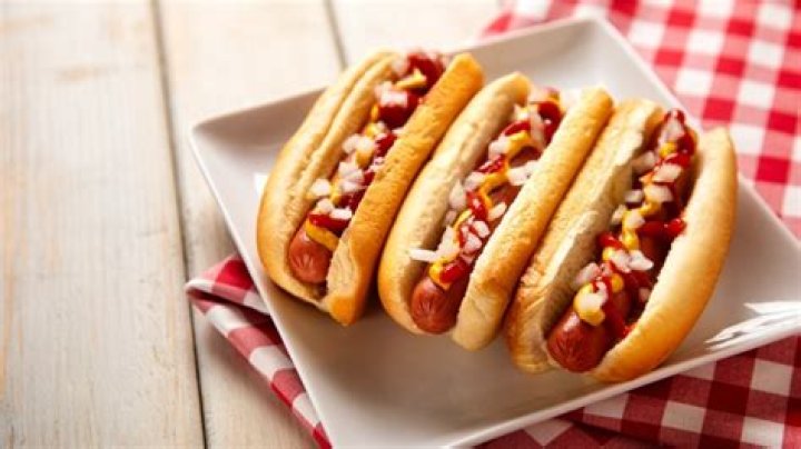 Which is better cured or uncured hot dogs?