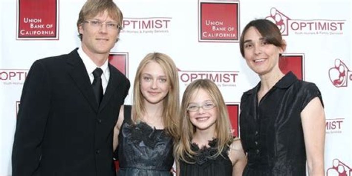 Who are Elle and Dakota Fanning parents?