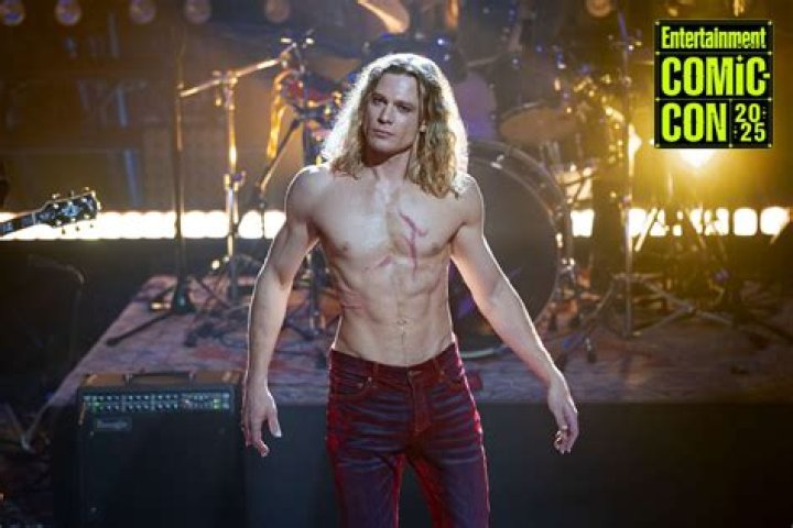 Who does Reid date in season 15?