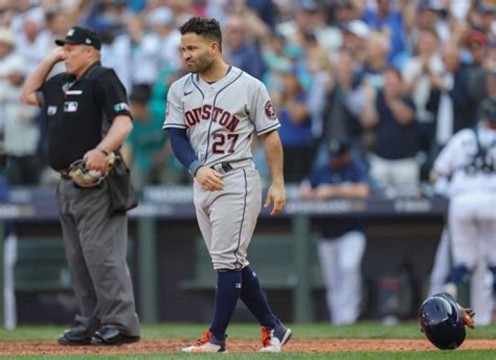 Who is the shortest MLB outfielder?