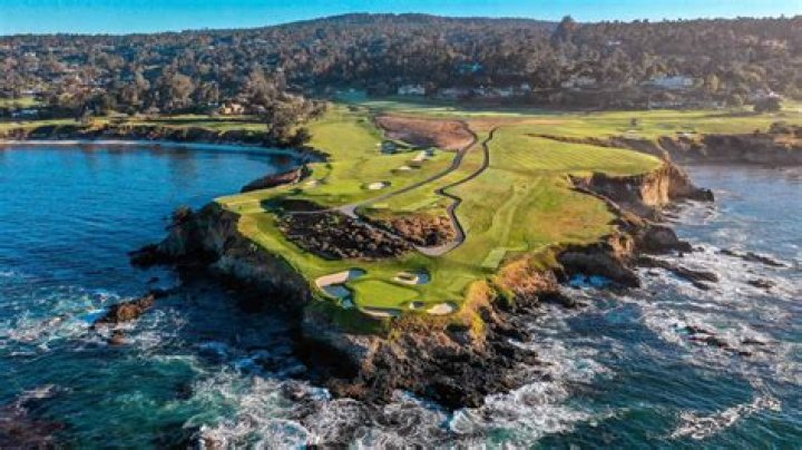 Who owns the houses on Pebble Beach golf course?