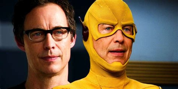 Who plays the older Flash?